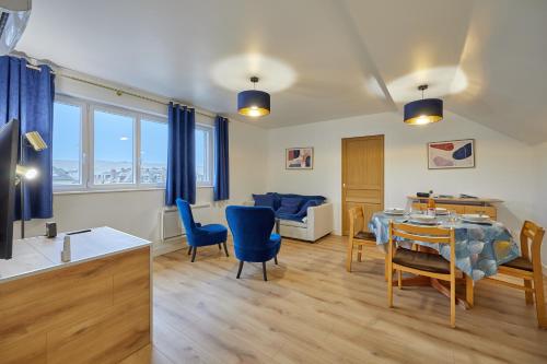 une cuisine et un salon avec une table et des chaises dans l'établissement Gîte de la Risle - Appt à 35 min de Deauville, à Pont-Audemer