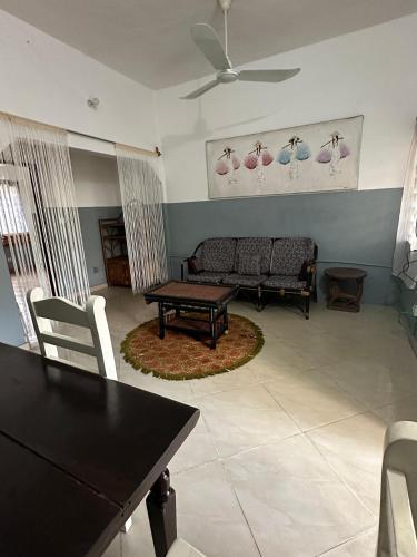 a living room with a couch and a table at La Guesthouse Étoile in Cotonou