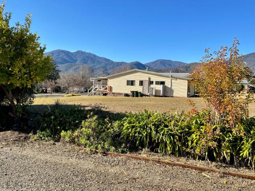 芒特比尤蒂White Rabbit Mountain Guest House的庭院底下的山间房子