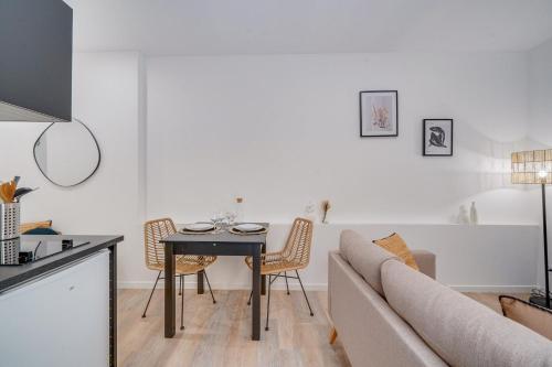 un salon avec une table et un canapé dans l'établissement MDOR - Le Vendange - Plein coeur de Bordeaux, à Bordeaux