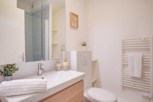 une salle de bain blanche avec un lavabo et des toilettes dans l'établissement MDOR - Le Tanin - En bail mobilité, à Bordeaux