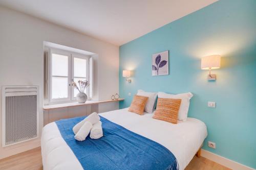 une chambre avec un grand lit aux murs bleus dans l'établissement MDOR - Le Tanin - En bail mobilité, à Bordeaux