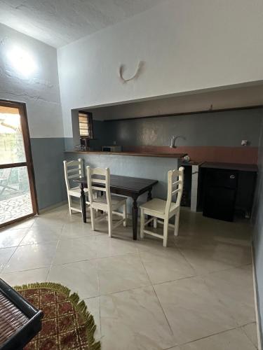 a kitchen with a table and chairs in a room at La Guesthouse Étoile in Cotonou