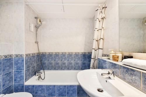 une salle de bain avec une baignoire, un lavabo et des toilettes dans l'établissement Monte carlo riviera 2, à Beausoleil
