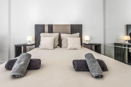 une chambre avec un grand lit avec deux oreillers dessus dans l'établissement Monte carlo riviera 2, à Beausoleil