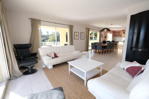 un salon avec un canapé blanc et une table dans l'établissement villa avec piscine aureille alpilles paragi ls1-449, à Aureille