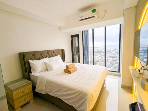 Un dormitorio con una cama con un osito de peluche encima. en Lovina 2203 Studio at Pollux Meisterstadt, en Batam Centre