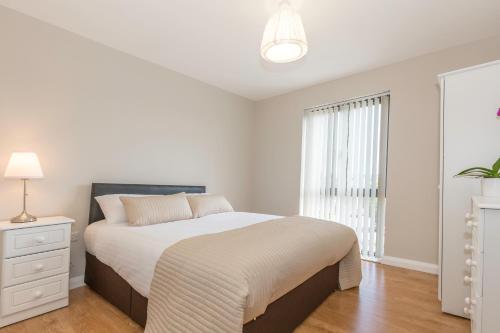 A bed or beds in a room at Bt1 Apartments - Ivy House 