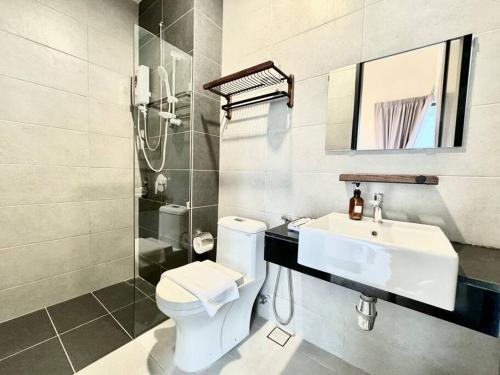 Ένα μπάνιο στο Urban Suites #Walnut 1BR 1Bath suite #Infinity Pool #3pax #1Queen 1Single #Quality well maintained #Private host