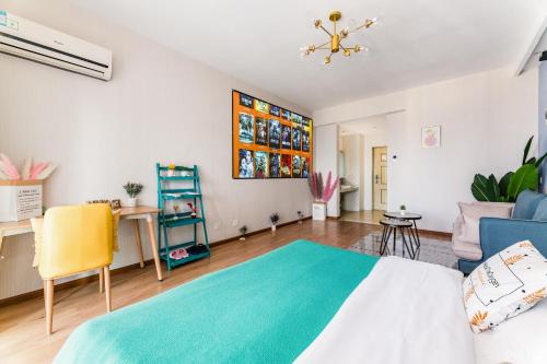 Una cama o camas en una habitación de Kunming Qicaimen Shangpin Apartment