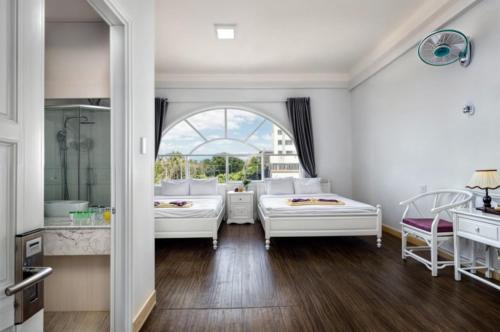 Postel nebo postele na pokoji v ubytování CCT Luxury Hotel