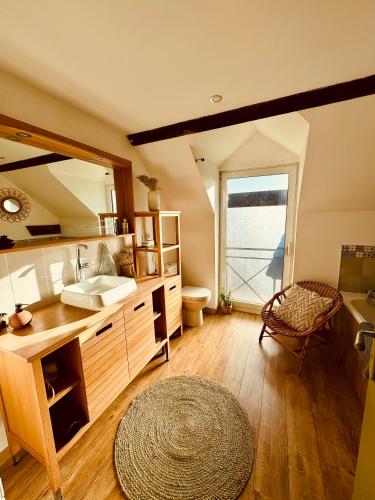 une salle de bain avec un lavabo et un miroir dans l'établissement Fermette cosy, Bain nordique & Baby foot, à Fromelles