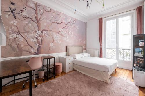 - une chambre avec un lit et une fresque murale sur les arbres dans l'établissement Veeve - Timeless Majesty, à Paris