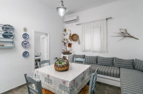 Khu vực ghế ngồi tại Mandrakia house