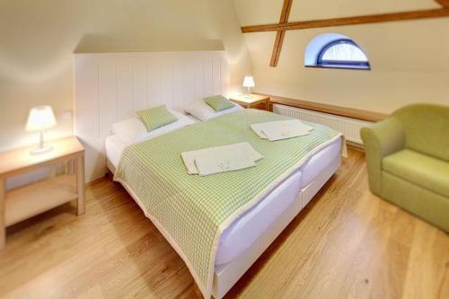 Postel nebo postele na pokoji v ubytování Resort Líšenský Dvůr