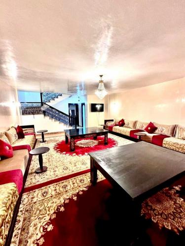 Posezení v ubytování Medley Luxury Villa - PARKING, WIFI & PISCINE