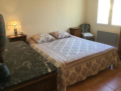 Ένα ή περισσότερα κρεβάτια σε δωμάτιο στο nice home rental in the hearth of the village mouriès, in the natural park of the alpilles