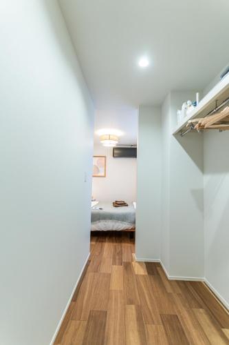 Ein Bett oder Betten in einem Zimmer der Unterkunft みらいステイKawachi
