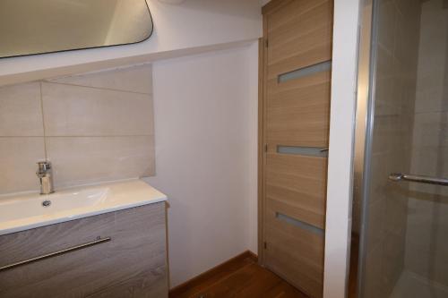 une salle de bain avec un lavabo et une douche dans l'établissement air-conditioned family house with fenced pool in fontvieille in the alpilles, sleeps 8, à Fontvieille