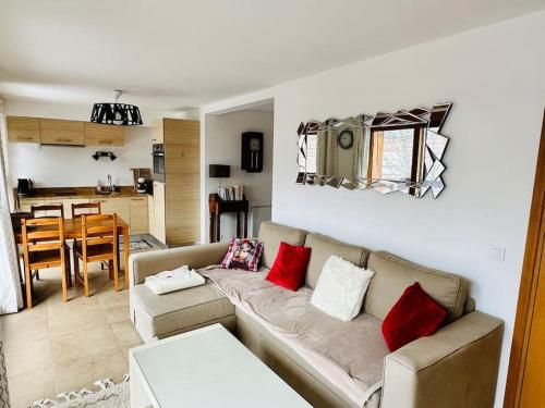 un salon avec un canapé et une table dans l'établissement Appart T3 avec Terrasse de 60m2 Chalet Le Coucou ALLOS, à Allos