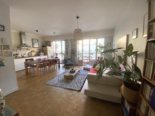 un salon avec un canapé et une table dans l'établissement Sunny apartment Garibaldi Port, FREE Private parking, à Nice