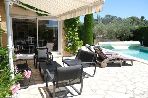 Bazén v ubytování Very pleasant vacation rental with heated pool in the Luberon nebo v jeho okolí