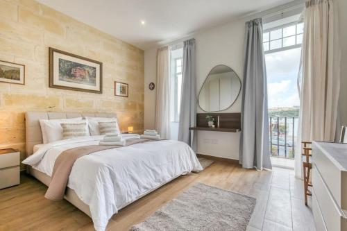 Postel nebo postele na pokoji v ubytování Exclusive Seafront Townhouse Sliema, Valletta view
