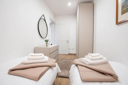 Postel nebo postele na pokoji v ubytování Exclusive Seafront Townhouse Sliema, Valletta view