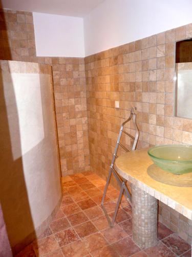 Bilik mandi di Nice house with private-pool situated in the heart of the Luberon