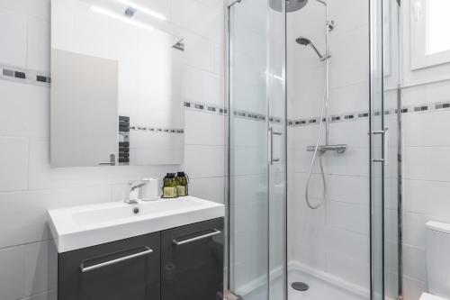 une salle de bain avec un lavabo et une douche dans l'établissement Charmant 3 Pieces 4 Pers WiFi AC, à Nice