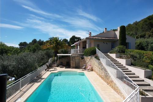 une piscine devant une maison dans l'établissement vacation home with private swimming-pool and a nice view on the luberon mountain, located in merindol, 8 persons, à Mérindol
