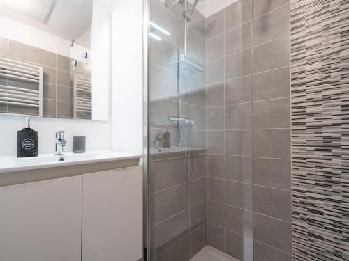 une salle de bain avec douche et lavabo dans l'établissement La Dune 75 - Villa 3P6, à Valras-Plage