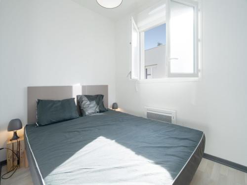 une chambre avec un grand lit avec une fenêtre dans l'établissement La Dune 38 - Villa 3P6, à Valras-Plage