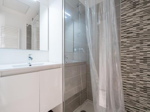 une salle de bain avec douche et lavabo dans l'établissement La Dune 38 - Villa 3P6, à Valras-Plage