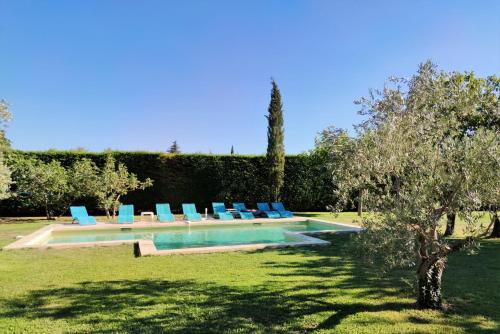 - une piscine avec des chaises longues dans la cour dans l'établissement very beautiful provencal mas with pool, in the country, between cavaillon and l'isle sur la sorgue - sleeps 10, à Cavaillon