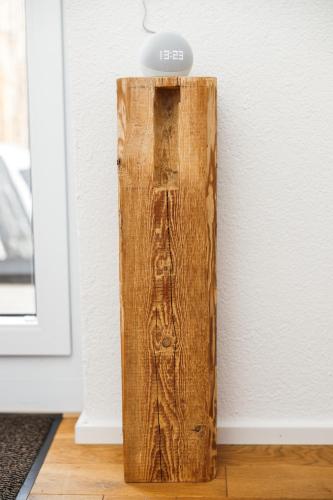 a wooden box sitting on the floor next to a door at HEIMATEL - Bodensee Residenz Allgäu in Scheidegg