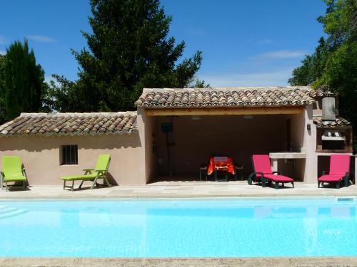 Πισίνα στο ή κοντά στο typical provencal mas with pool, a little corner of paradise with view of sainte victoire, close to aix en provence, sleeps 10.