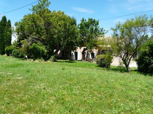 Κήπος έξω από το typical provencal mas with pool, a little corner of paradise with view of sainte victoire, close to aix en provence, sleeps 10.