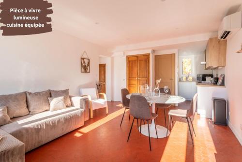 un salon avec un canapé et une table dans l'établissement Le Saint Sauveur - Centre Ville - Calme - Lumineux, à Aix-en-Provence