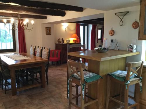 Η κουζίνα ή μικρή κουζίνα στο typical provencal mas with pool, a little corner of paradise with view of sainte victoire, close to aix en provence, sleeps 10.