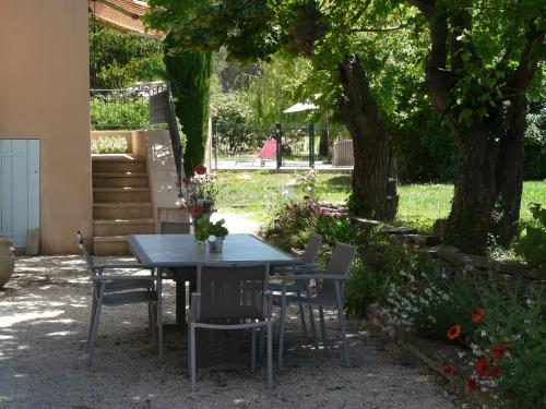 Κήπος έξω από το typical provencal mas with pool, a little corner of paradise with view of sainte victoire, close to aix en provence, sleeps 10.