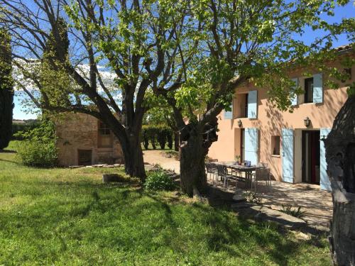 Κήπος έξω από το typical provencal mas with pool, a little corner of paradise with view of sainte victoire, close to aix en provence, sleeps 10.