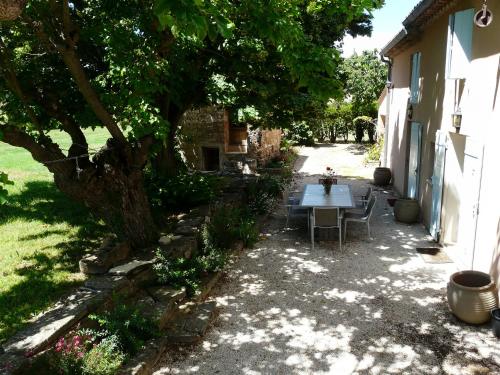Κήπος έξω από το typical provencal mas with pool, a little corner of paradise with view of sainte victoire, close to aix en provence, sleeps 10.