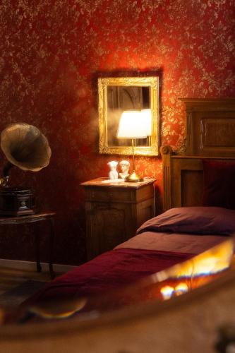a bedroom with a bed and a table with a lamp at Charmantes Haus -Nähe Parndorf-Neusiedl-Wien-HU-SK in Bruck an der Leitha