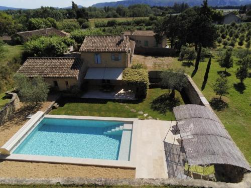 une vue aérienne d'une maison avec piscine dans l'établissement typical provencal bastide, built of local stones, in the luberon in cheval-blanc with secured pool and wifi -sleeps 6 people., à Cheval-Blanc