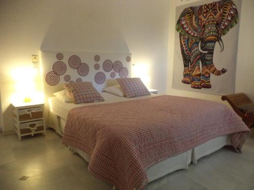 une chambre avec deux lits et un tableau au mur dans l'établissement Villa climatisée avec piscine privée 8 personnes proche des plages ménage offert, à Bessan