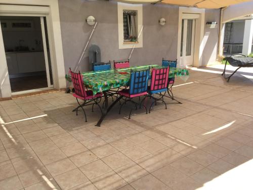 Patio nebo venkovní prostory v ubytování pleasant one-level villa with private pool in the thor village, close to l'isle sur la sorgue - 6 persons