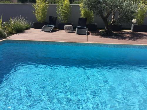 Bazén v ubytování pleasant one-level villa with private pool in the thor village, close to l'isle sur la sorgue - 6 persons nebo v jeho okolí