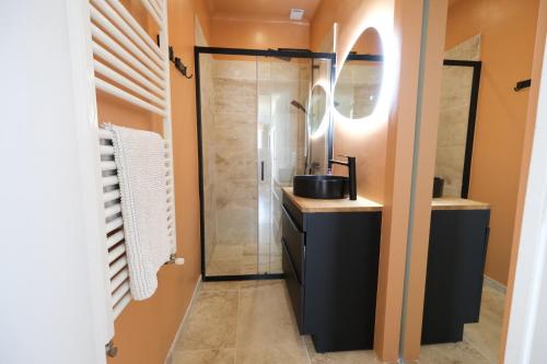 Φωτογραφία από το άλμπουμ του Beautiful vacation rental with private pool in the heart of the city of Avignon, sleeps 8. στην Αβινιόν