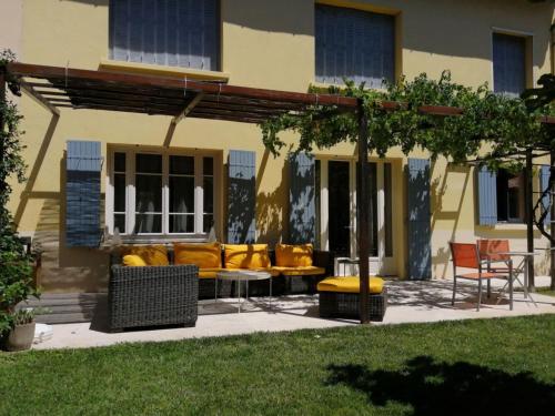 Beautiful vacation rental with private pool in the heart of the city of Avignon, sleeps 8.